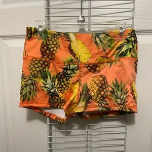 Fleo pineapple shorts, size Large